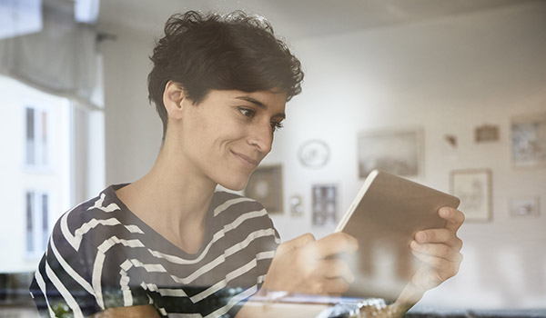 Frau, Zuhause, München, Bayern, Deutschland